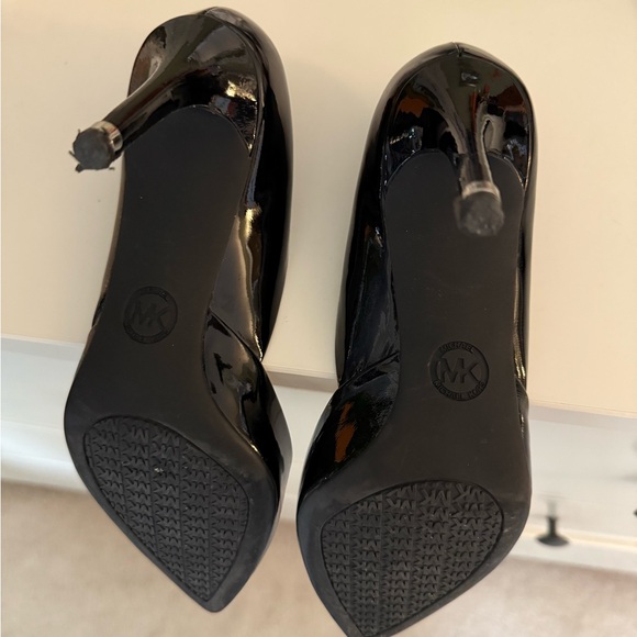 Michael Kors stilettos. Gently worn, great condition that comes with its own box - Picture 2 of 6